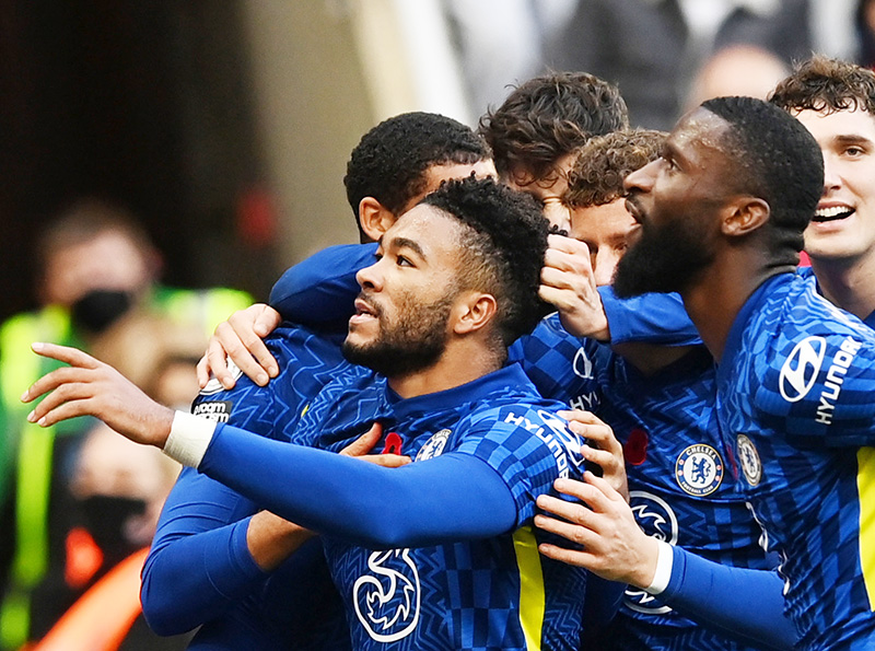 Bek Chelsea, Reece James, menjadi pahlawan timnya saat menang 3-0 di kandang Newcastle United. James mencetak 2 gol dalam pertandingan yang dipentaskan di Stadion St James Park, Newcastle, Sabtu (30/10/2021) malam.